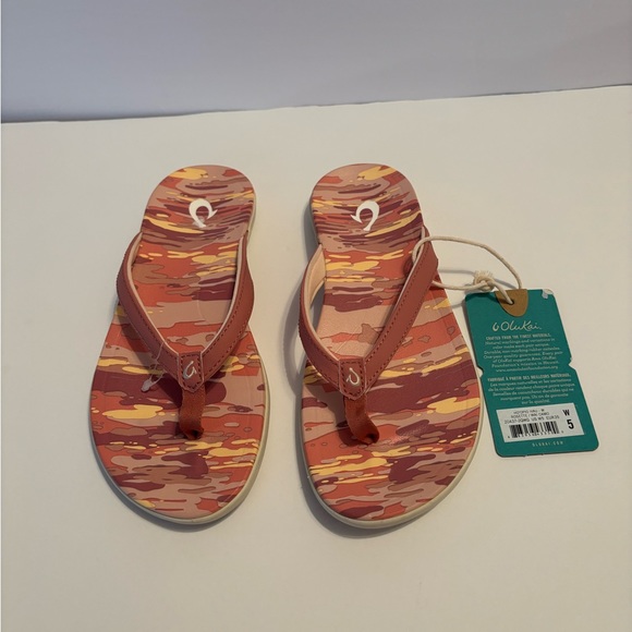 NWT Olukai pink camouflage thong sandals. Size 5 - Picture 1 of 5